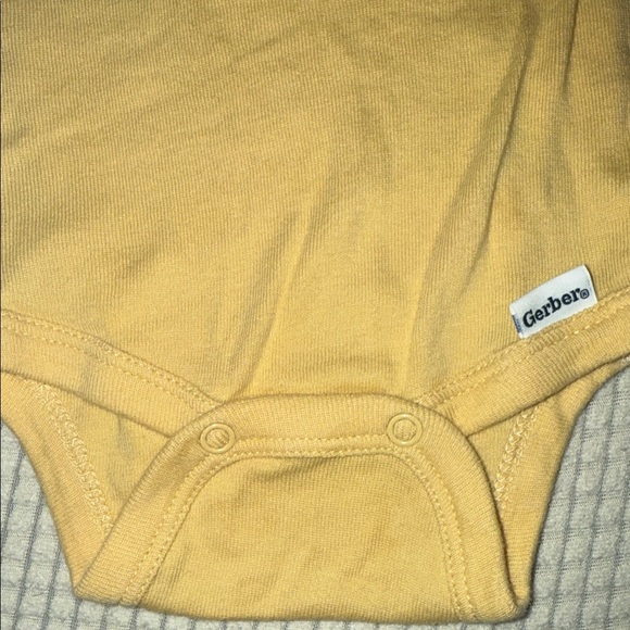 Gerber Soft Yellow Bodysuit - Picture 2 of 4